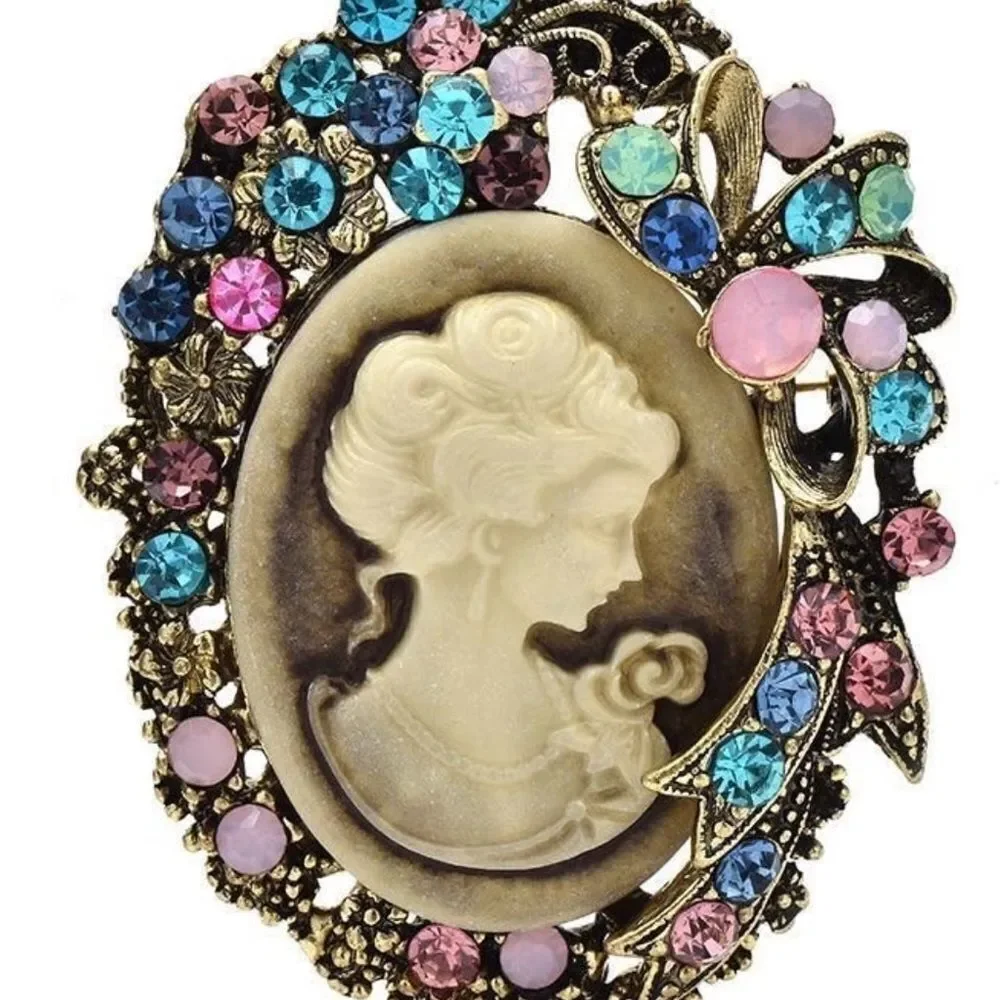 ✨ Stunning Vintage Cameo Brooch with Sparkling Multicolor Crystals ✨